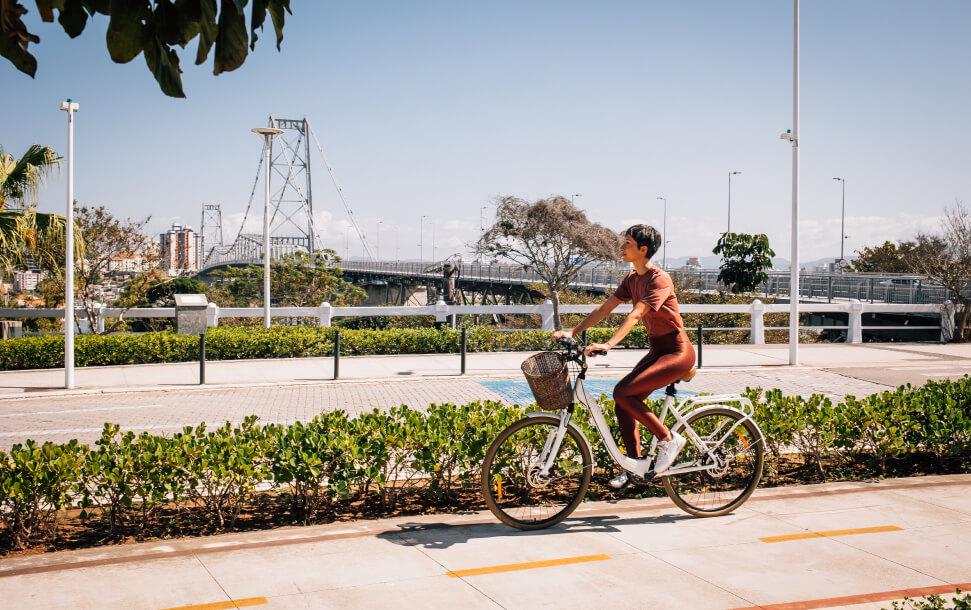 Mulher andando de bicicleta